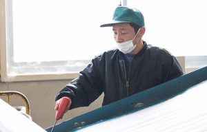 不織布を加工する職人